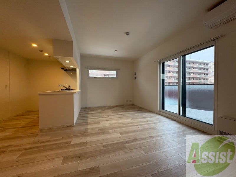 居室・リビング　リビングです。窓が大きくて明るいですね！