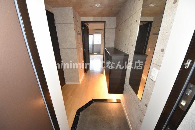 玄関　壁紙の色は各部屋違います。