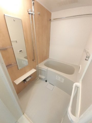 バス・シャワールーム　コンパクトで使いやすいお風呂です