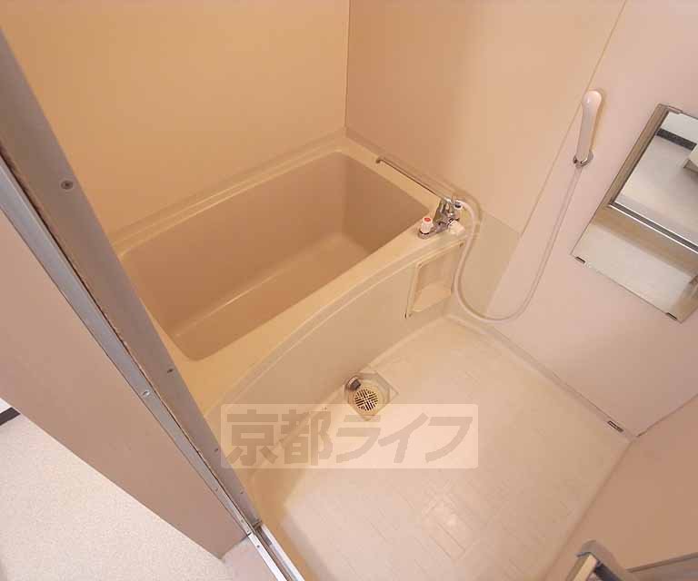 バス・シャワールーム　すっきりとした浴室です。