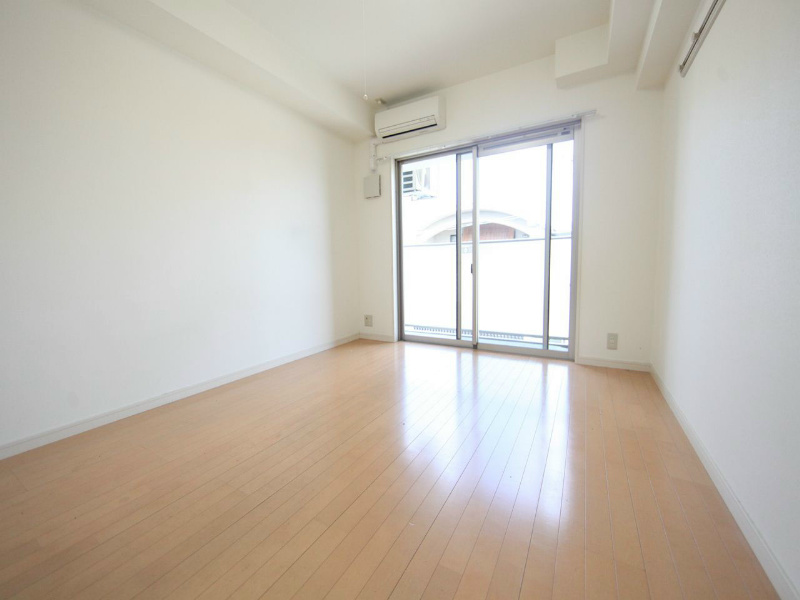 バルコニー　洋室6.8帖　エアコン完備　バルコニー