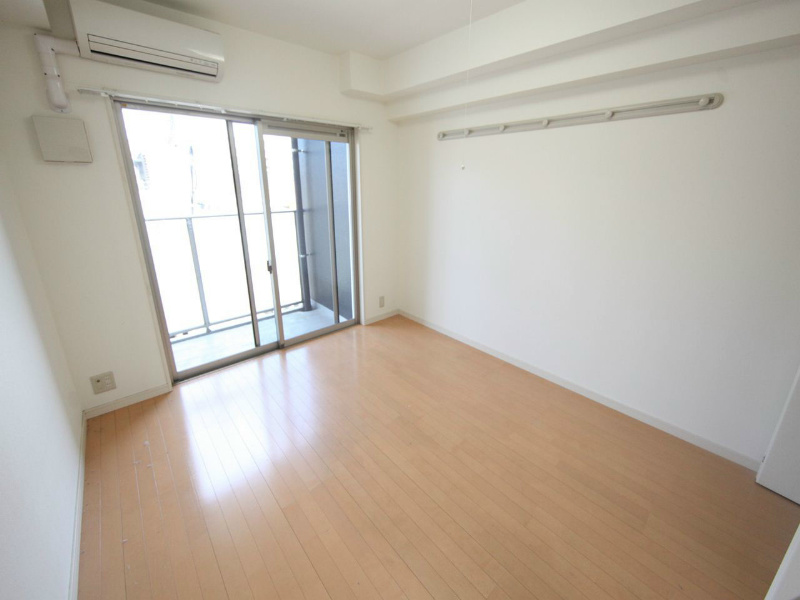 居室・リビング　洋室6.8帖　エアコン完備　バルコニー