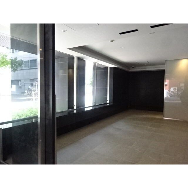 エントランス　落ち着いたエントランスです