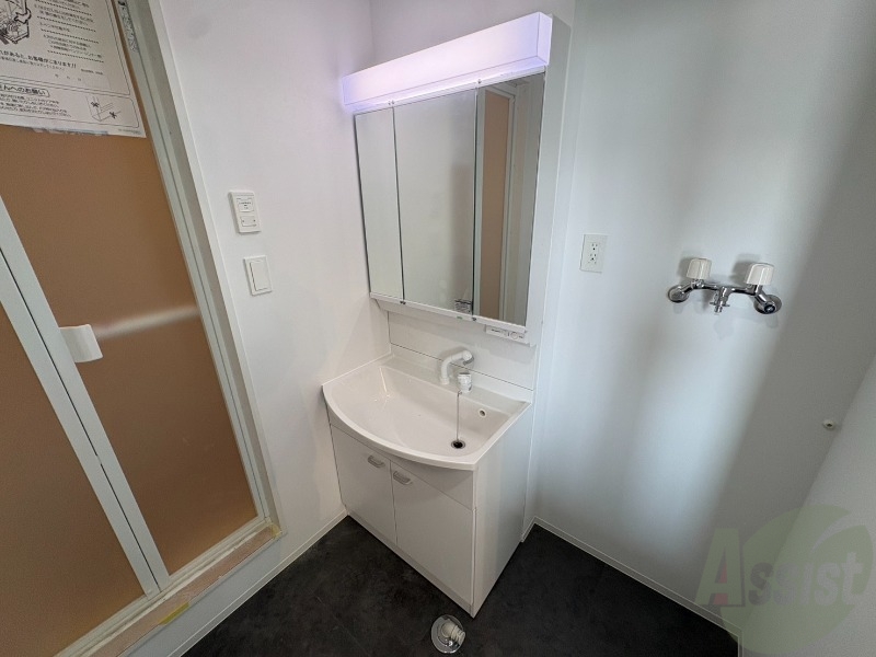 洗面設備　大きくて使いやすそうな独立洗面台になっています。