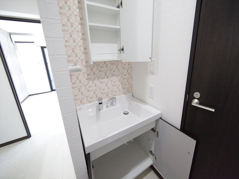 洗面設備　脱衣所　独立洗面台（シャンプードレッサー付）収納スペース有