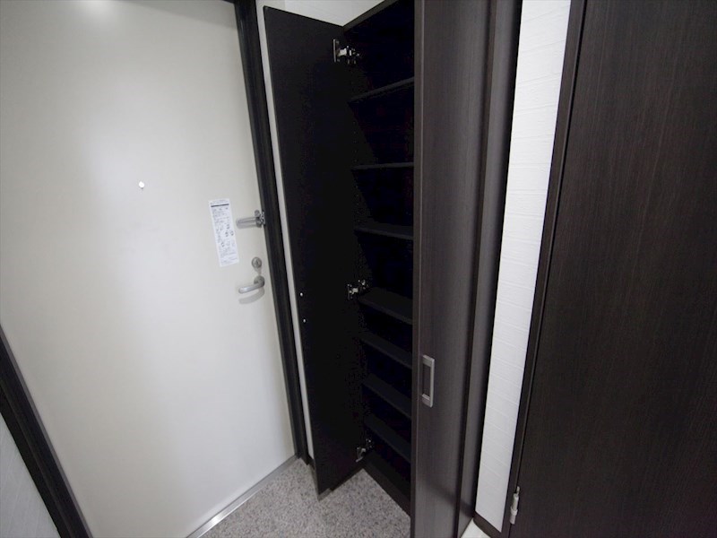 玄関　玄関　シューズボックス付（収納充実してます）