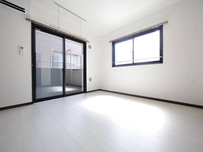 バルコニー　洋室8.2帖　2面採光　エアコン完備　南面バルコニー