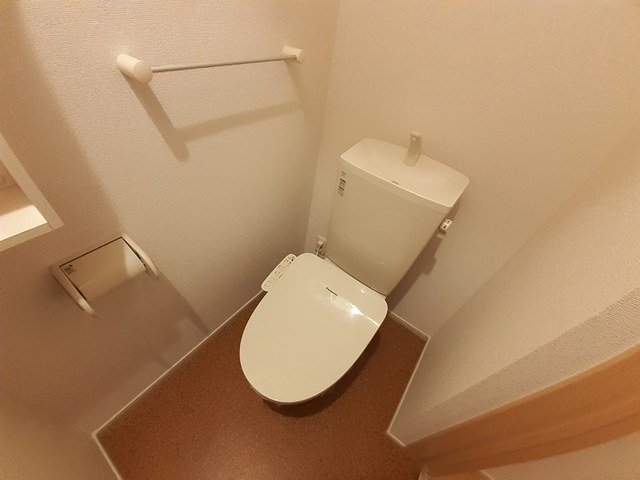 トイレ　落ち着いた色調のトイレです