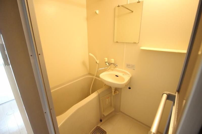 洗面設備　１　浴槽の横に洗面ボールがあります