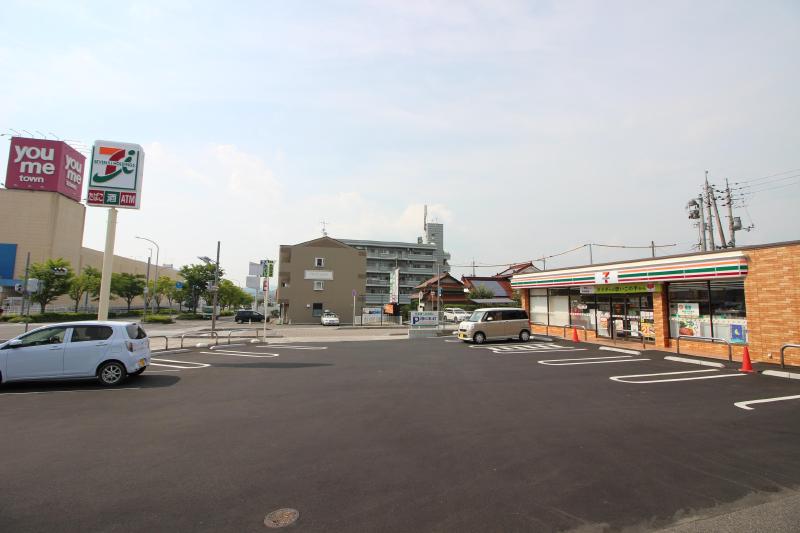 コンビニ　セブンイレブン西条下見中央店（コンビニ）まで400m