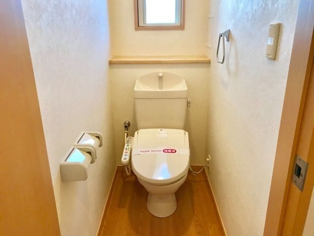 トイレ　温水洗浄便座付きです