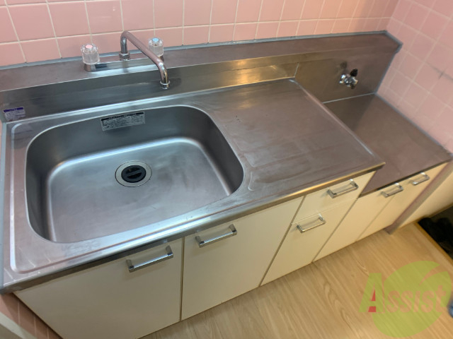 キッチン　キッチンはシックなデザインでした。洗い場も大きい。