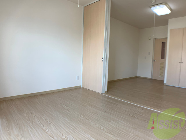 その他部屋・スペース　別の角度から洋室を撮影しました。２枚戸から陽が射しています。