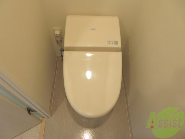 トイレ　温水便座機能付きで快適なお手洗いで、充分な広さです。