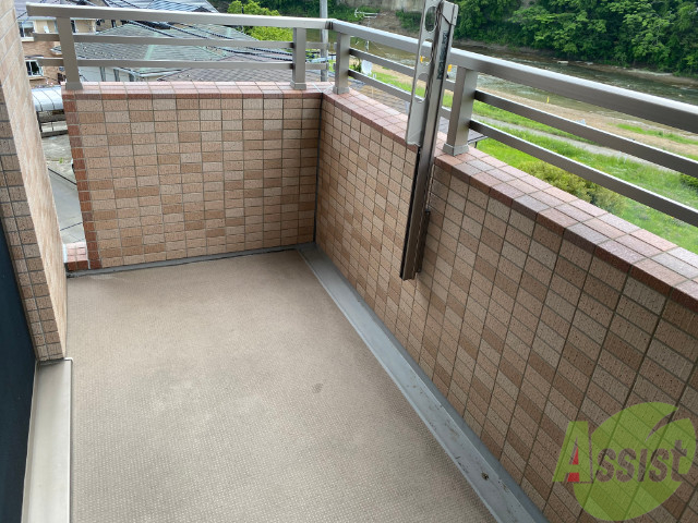 バルコニー　洗濯物がたくさん干せるバルコニーで嬉しいですね。