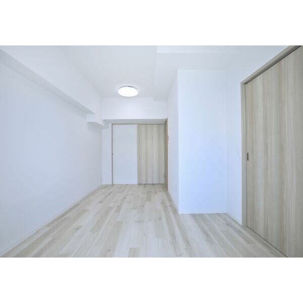 居室・リビング　奇数階カラー:コットンベージュ、偶数階カラー:チャコールブラ