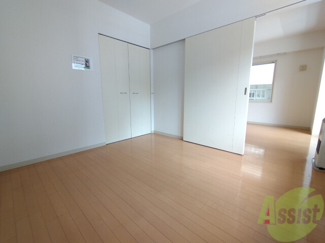 その他部屋・スペース　寝室はこちらです。光が差し込む、温かみのあるお部屋です。