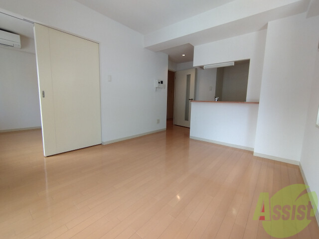 居室・リビング　フローリングと壁のカラーが明るい雰囲気ですね！