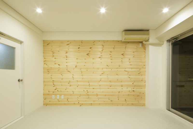 居室・リビング　白を基調としたなかに栄える無垢材です！