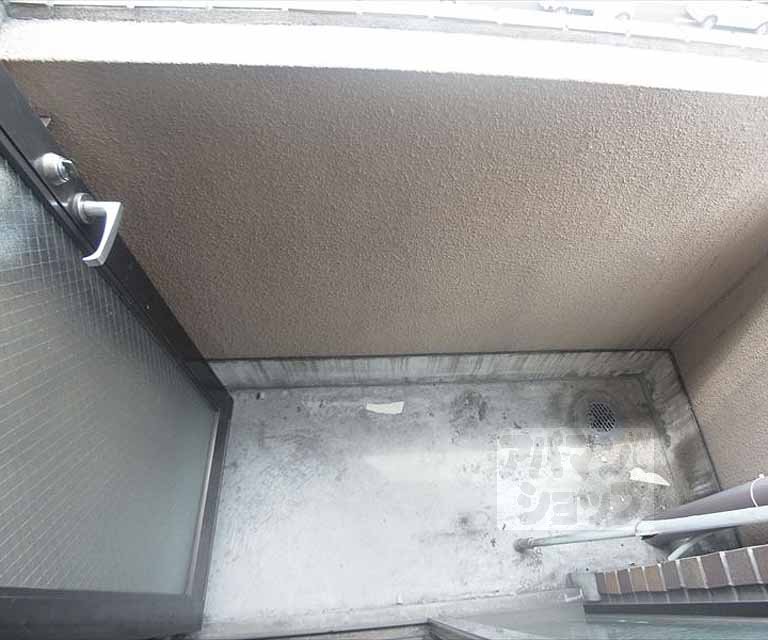 バルコニー　ガラス張りのドアを開くとバルコニがあります