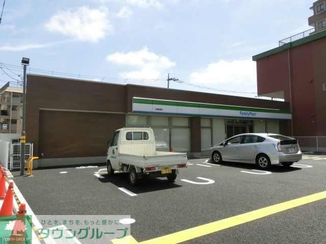 コンビニ　ファミリーマート（コンビニ）まで706m