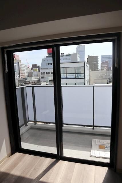 バルコニー　暖かな日差しのふりそそぐバルコニー