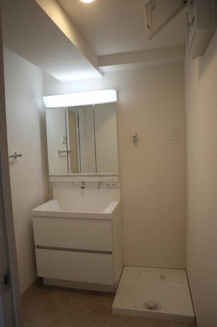 洗面設備　ゆったりとスペースのある洗面所