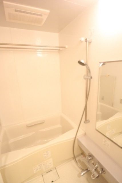 バス・シャワールーム　※同タイプの別のお部屋です。