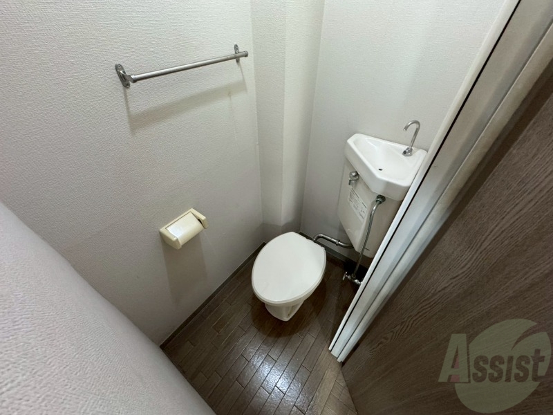 トイレ　こちらはトイレです。清潔感があり、安心して使用できます。