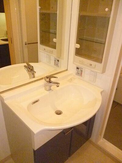 洗面設備　人気な独立洗面台です