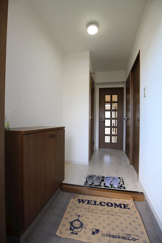 玄関　※別号室の写真です。