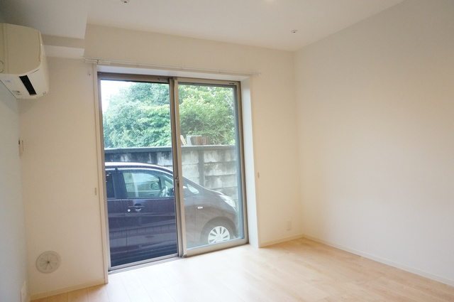 居室・リビング　南西向きで日当たり良好なお部屋！暖かな日差しが入ります♪