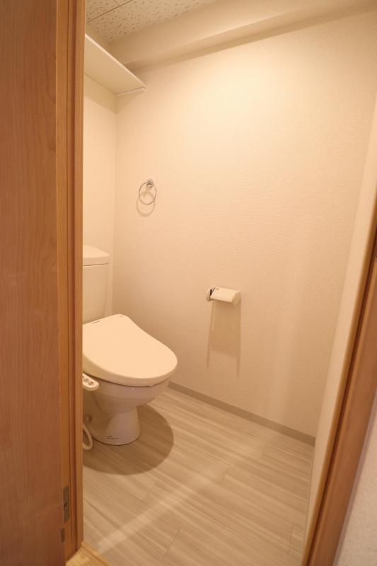 トイレ　トイレは温水洗浄便座付き　上部に棚あり