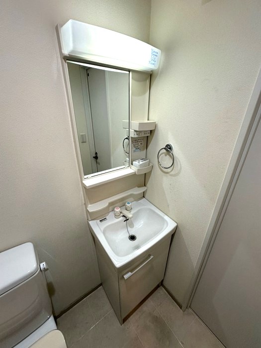 洗面設備　独立洗面台付きで朝の準備もらくらく♪お化粧するときに大活躍で