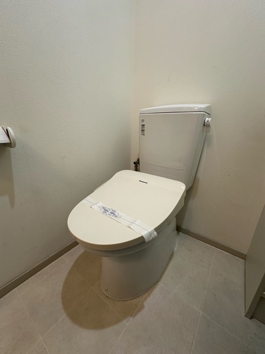 トイレ　独立洗面台横にあるトイレです♪横に洗面台があるのですぐに手洗