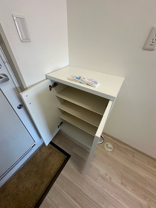 玄関　シューズボックス付きで玄関すっきり片付きます！上に写真やかわ