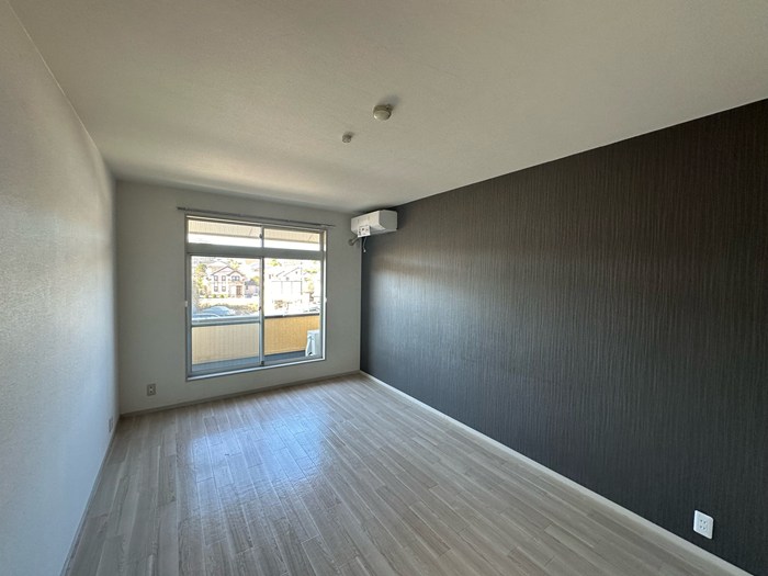 居室・リビング　西向き洋室7.5帖☆バルコニーに繋がるお部屋は風通し良好です