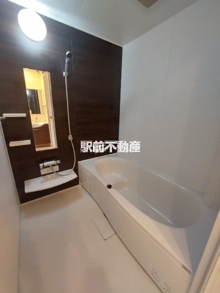 バス・シャワールーム　足の伸ばせる浴槽。