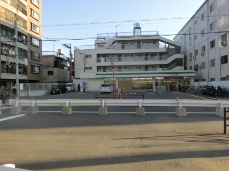 コンビニ　ファミリーマート（コンビニ）まで53m