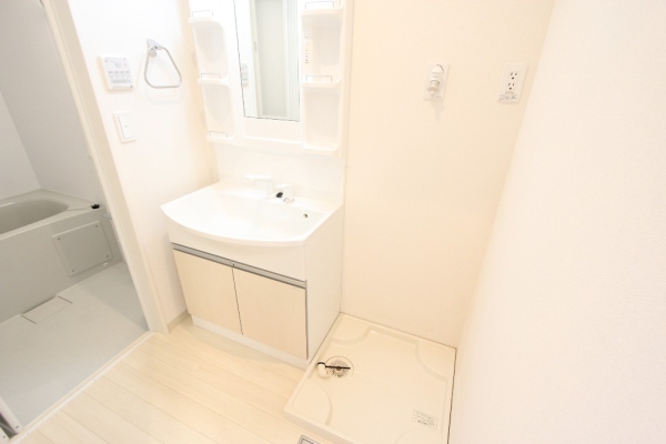 洗面設備　独立洗面台で朝の準備も快適です♪