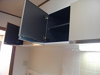 キッチン　キッチン上部の物入れです。