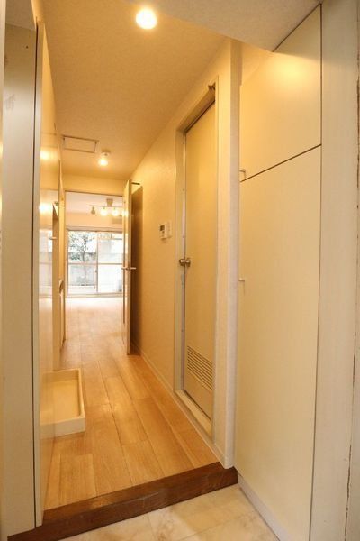 玄関　玄関から見たお部屋