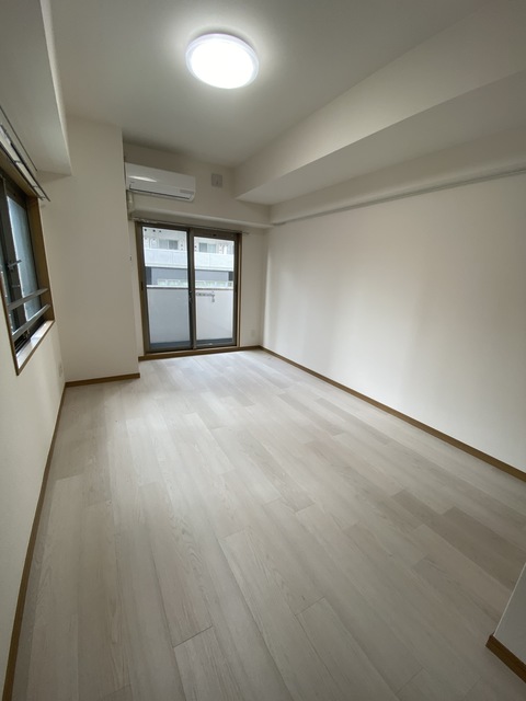 居室・リビング　白を基調とした綺麗なお部屋です