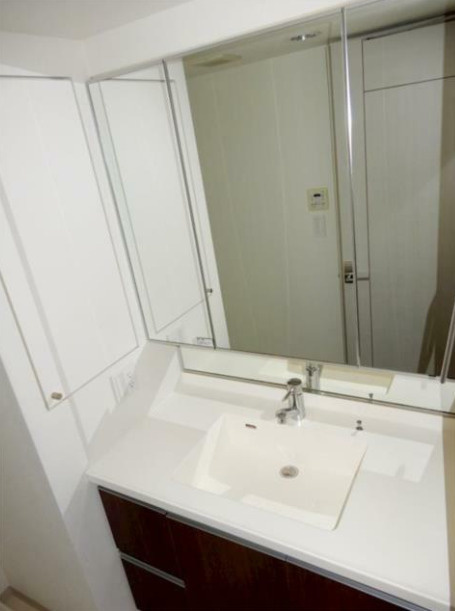 洗面設備　■多面鏡独立洗面台■キャビネット収納付き