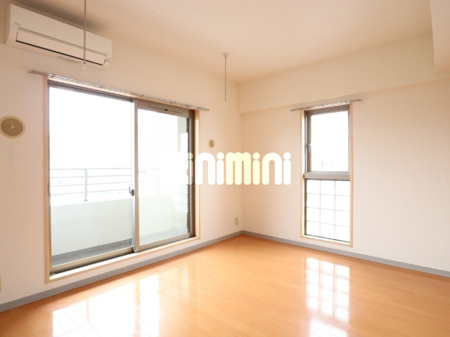 居室・リビング　別号室参考写真です