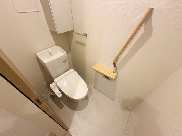 トイレ　温水洗浄便座機能付き☆