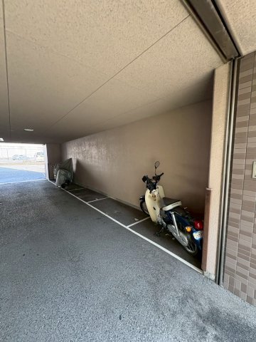 駐車場　駐車場に車を止められます