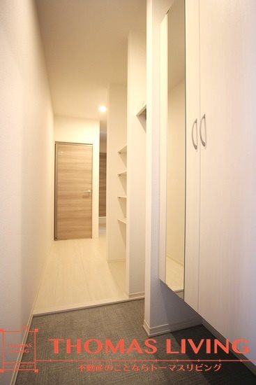 玄関　同じ物件の別号室の写真です。ご参考下さい。