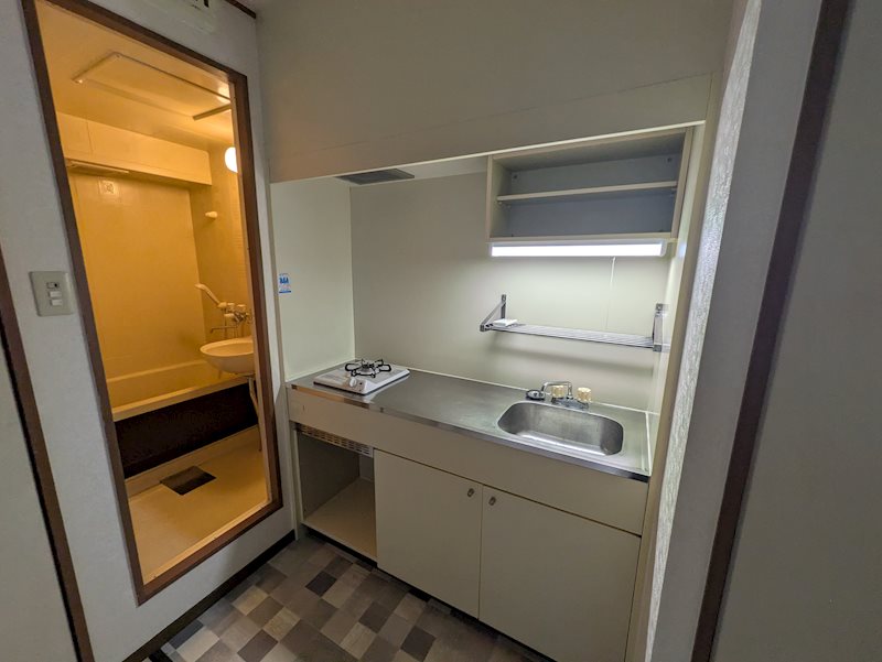 キッチン　同建物同号室の室内写真です。