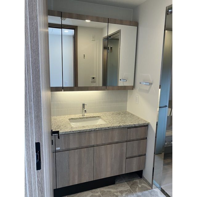 洗面設備　■キャビネット収納付きの独立洗面台